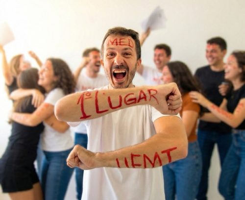 Affonso comemorando aprovado Affonso comemorando aprovado